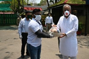 ''डोनेशन ऑन व्हील अभियान'' के तहत मुख्यमंत्री ने राशन के 1000 पैकेट भेंट किए
